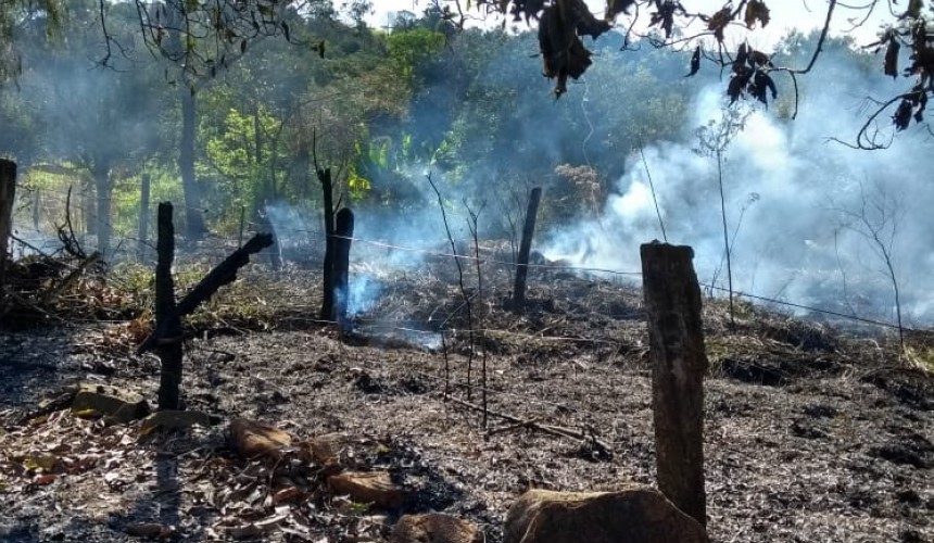 Fogo atinge cerca de 800 metros² de vegetação no interior de Boa Vista da Aparecida