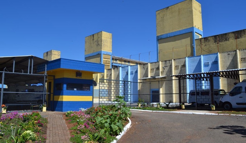 Homem é preso ao tentar arremessar drogas e celulares na penitenciária de Francisco Beltrão