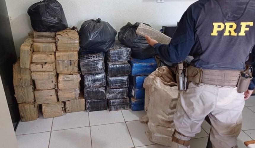 Mais de uma tonelada de maconha e 895 mil maços de cigarro são apreendidos no PR