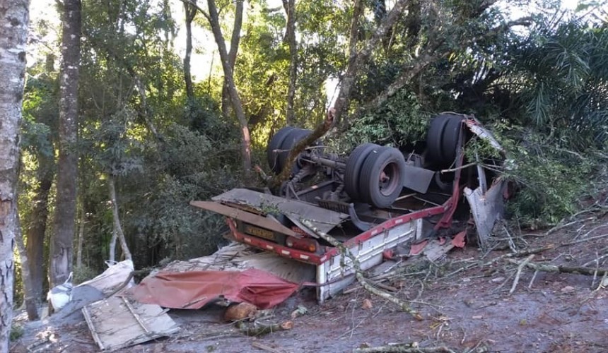 Acidente entre caminhão e carro deixa uma pessoa morta e outra ferida na PR-281, entre Santa Izabel do Oeste e Salto do Lontra