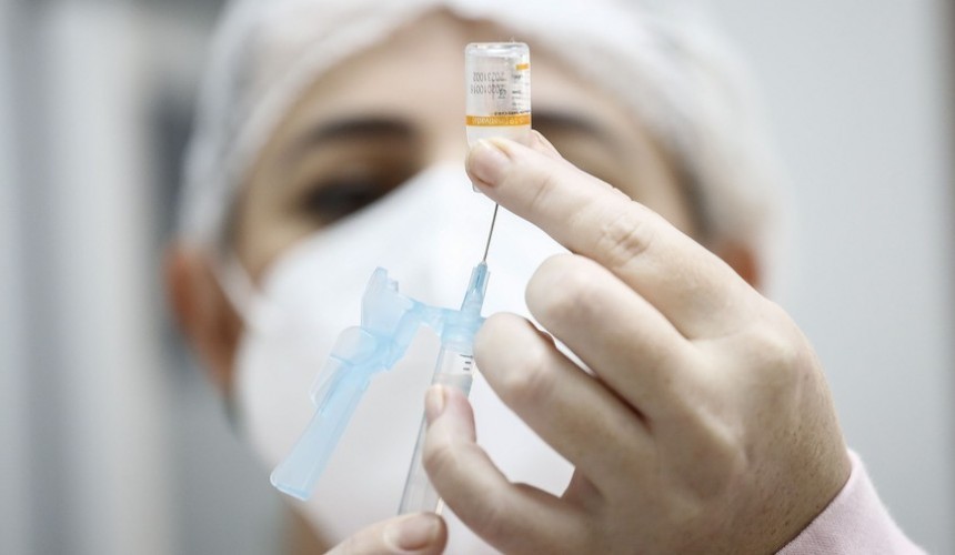 Estudo prevê que vacinação contra a covid-19 só será concluída em julho de 2022 no Paraná
