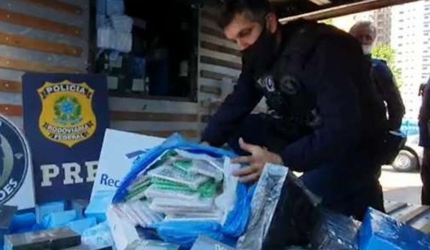 Ônibus é apreendido  com mercadoria avaliada em R$ 2,5 mi em fundo falso, em Santa Terezinha de Itaipu