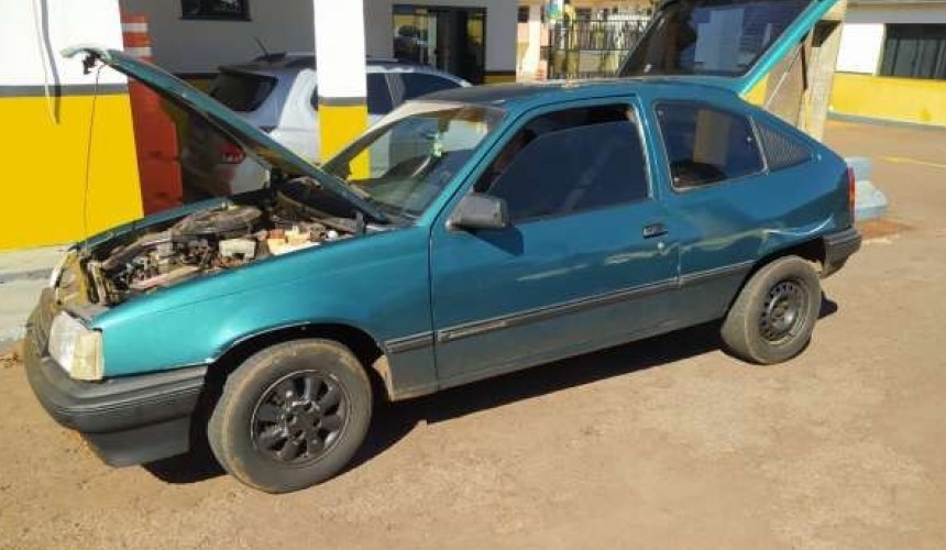 Carro utilizado por arrombadores de relojoaria em Quedas do Iguaçu é apreendido