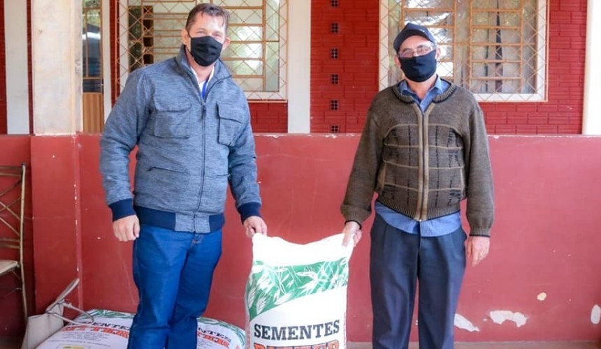 Produtores de leite de Capitão recebem sementes de aveia da administração municipal