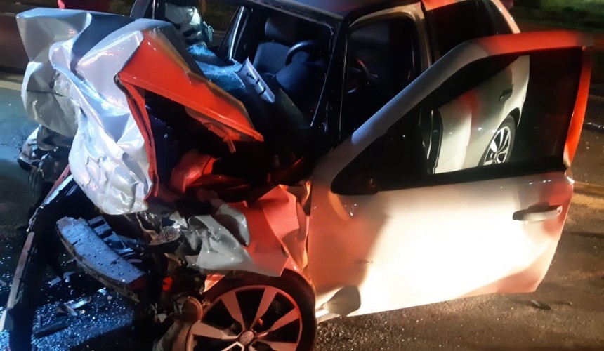 Mulher morre em grave acidente entre carro e caminhão, em Laranjeiras do Sul