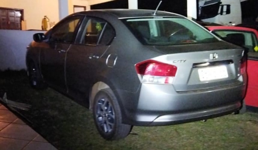 Veículo com pendências é abordado pela PM de Capitão