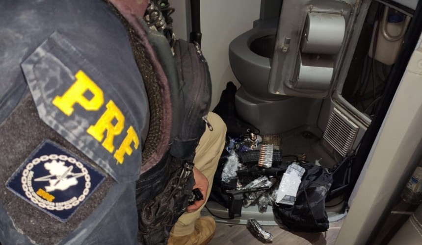 PRF e Polícia Civil apreendem armas e munições em banheiro de ônibus, em Cascavel