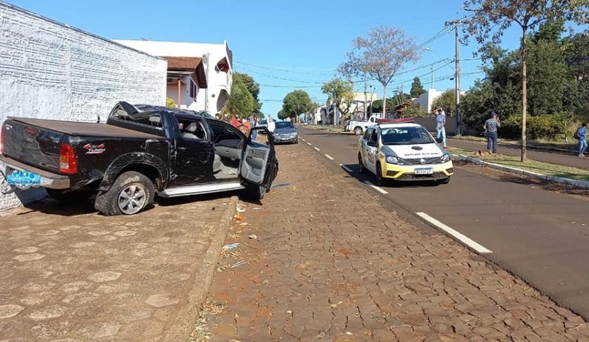 Elementos fazem família refém e capotam veículo roubado após tentativa de fuga em Santa Izabel do Oeste