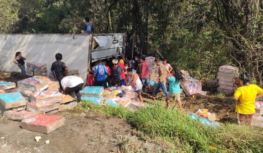 Carga de carne é saqueada de caminhão que tombou às margens da BR-277, em Nova Laranjeiras