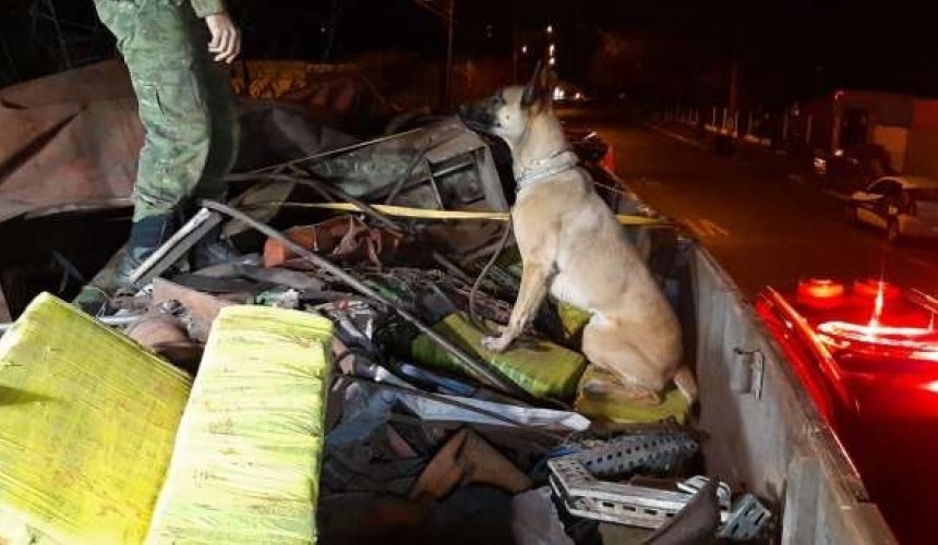 BPFron apreende carreta com mais de meia tonelada de maconha em carga de ferro velho, entre Santa Tereza do Oeste e Cascavel
