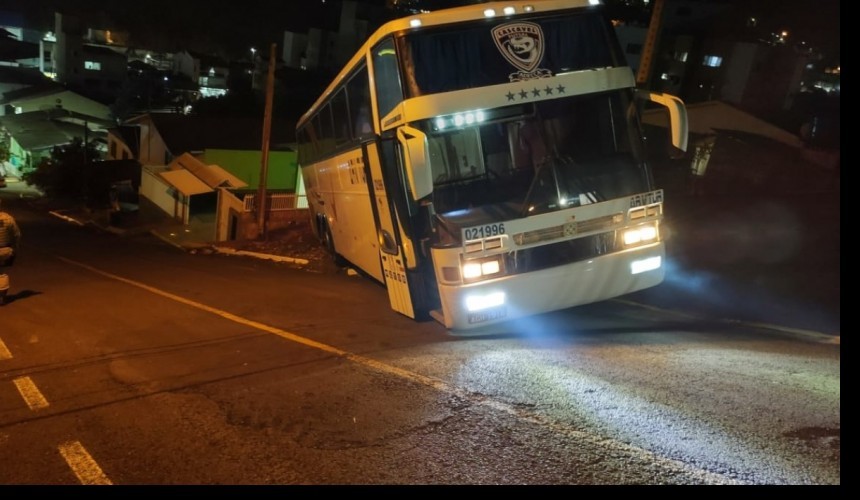 Acidente envolvendo ônibus com placa de Capitão é registrado em Santa Catarina