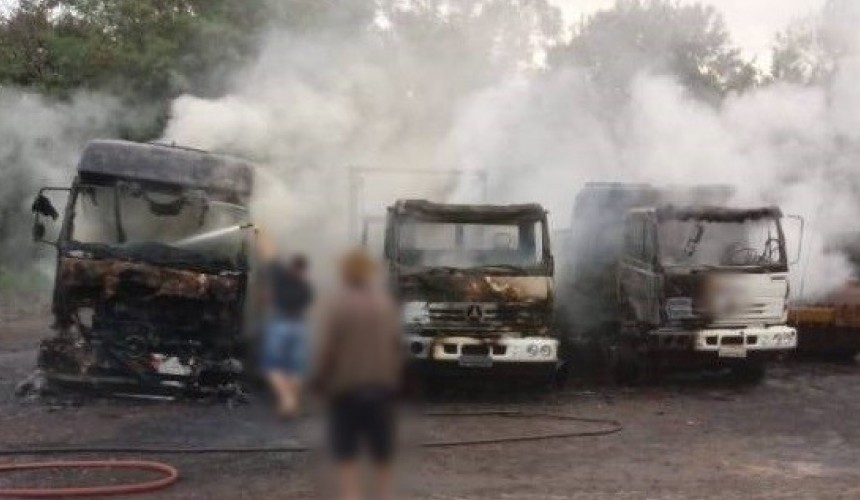 Três caminhões e um rolo compressor são destruídos em incêndio no pátio de empresa em Dois Vizinhos