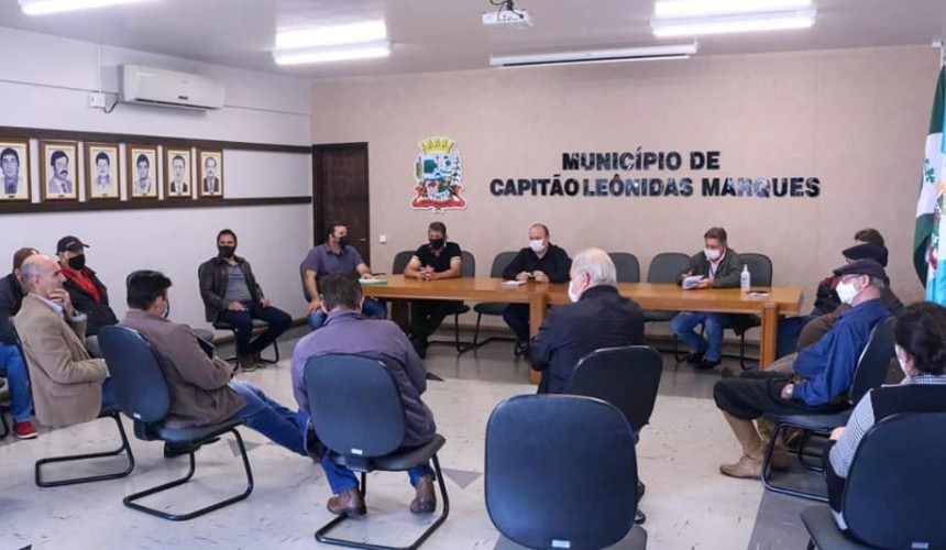 Membros do CTG se reúnem com prefeito de Capitão para falar sobre área da Hípica