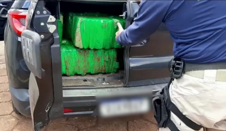 PRF detém dupla com carro roubado e 339 quilos de maconha, em Cascavel