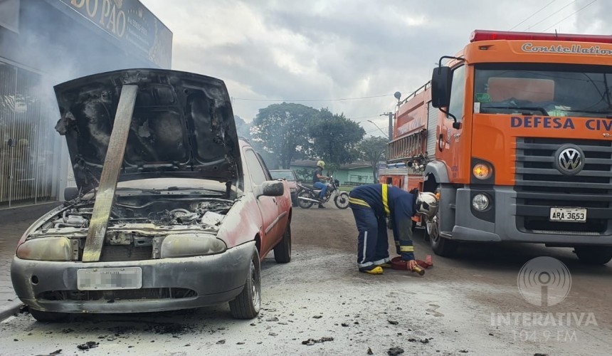 Populares controlam incêndio veicular no Centro de Capitão
