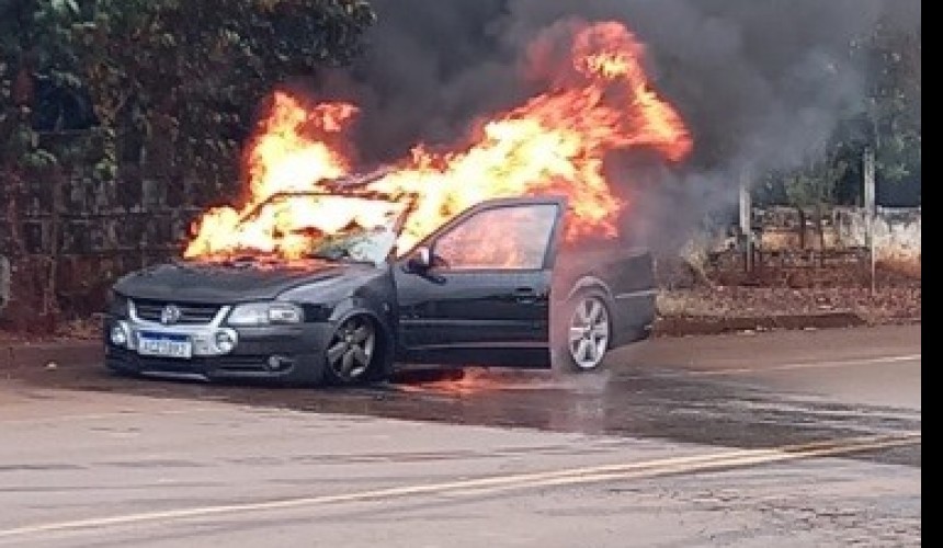 Saveiro é destruída pelo fogo em Marmeleiro