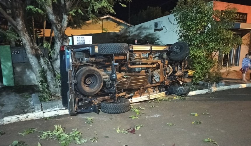 Caminhonete conduzida por menor capota e deixa dois feridos em Santa Lúcia