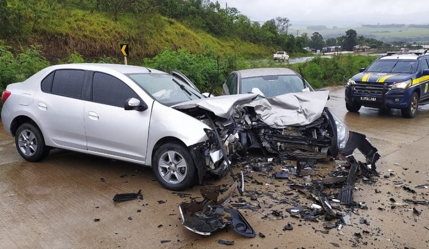 Quatro pessoas ficam feridas em batida frontal entre dois carros, na BR-163 em Capitão