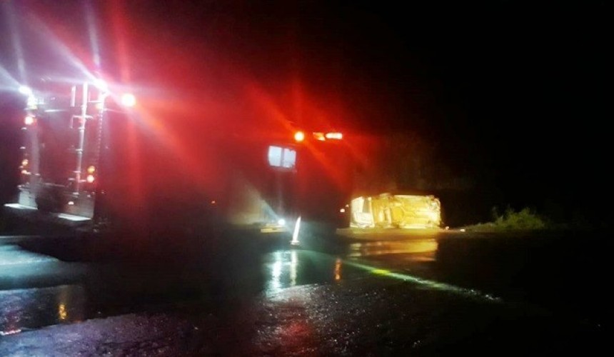 Duas pessoas ficam feridas após carro capotar na BR-163, em Dionísio Cerqueira