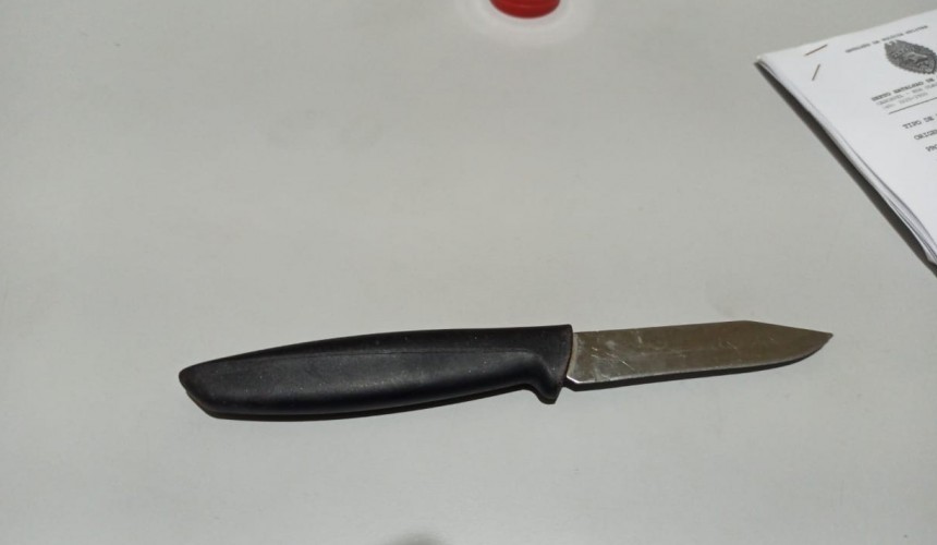 Mulher é presa após ameaçar casal com faca em Santa Lúcia