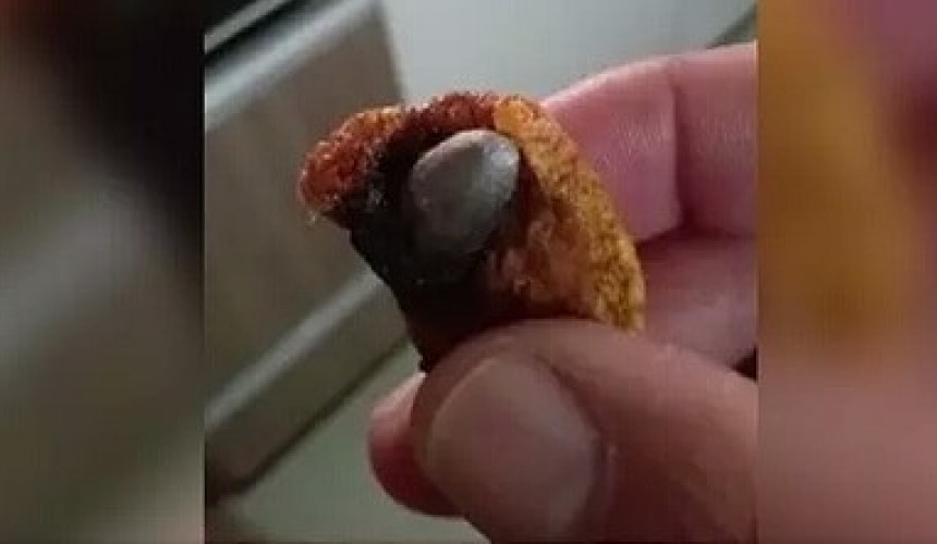 Homem encontra bala de arma de fogo alojada em pedaço de torresmo, no Paraná