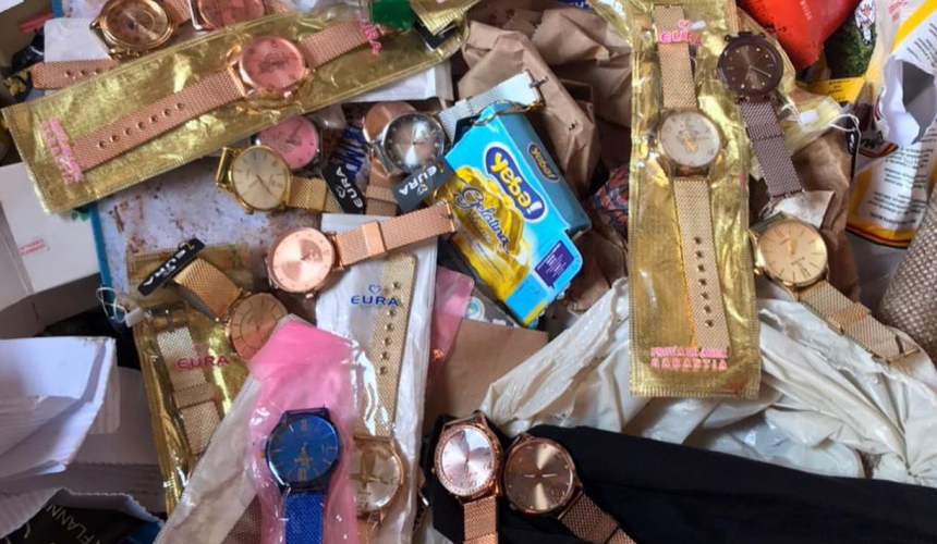 Catador de recicláveis encontra mais de 30 relógios novos no lixo e entrega para PM, em Coronel Vivida