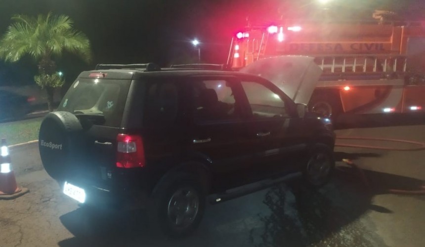 Princípio de incêndio veicular é registrado no centro de Capitão