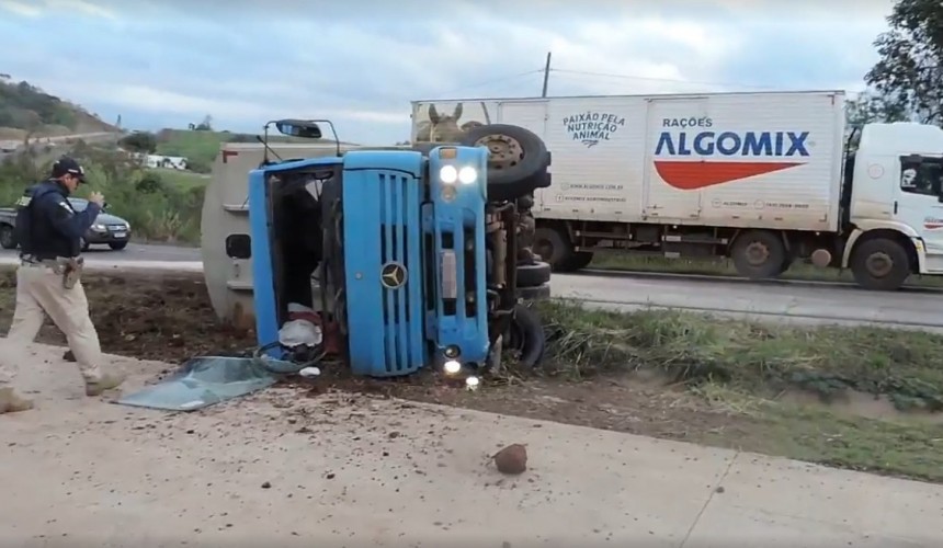 Tombamento de caminhão deixa motorista ferido na BR-163 em Santa Lúcia
