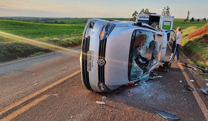 Mulher fica ferida após capotar seu veículo na PR-180, próximo de Boa Vista da Aparecida