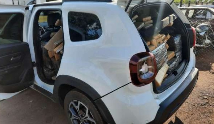 Carro com registro de roubo e carregado com maconha é apreendido em Ubiratã
