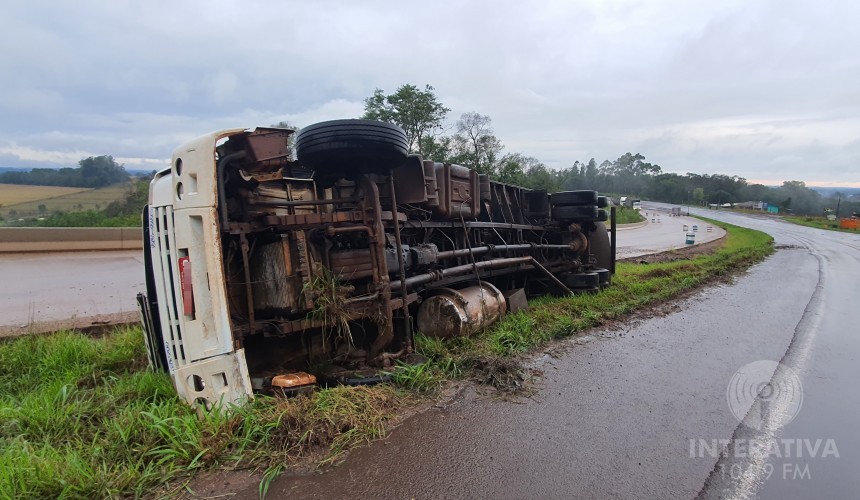 Caminhão carregado com frango tomba na BR-163 em Capitão