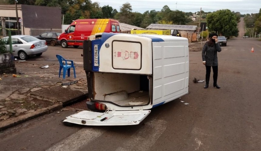 Veículo tomba após colisão no centro de Capanema