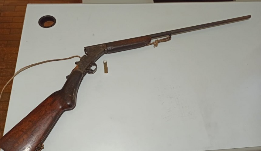 Espingarda é apreendida com um homem de 85 anos durante atendimento médico em Santa Lúcia