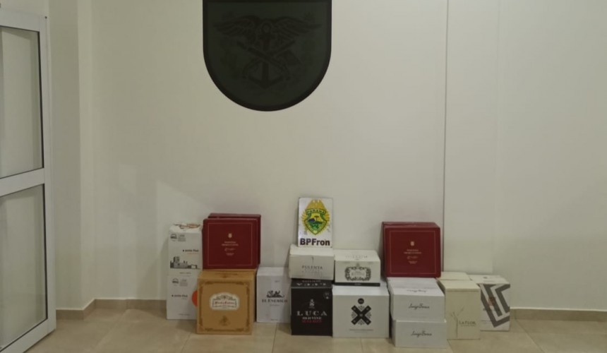 BPFRON apreende 26 caixas de vinho em Santo Antônio do Sudoeste
