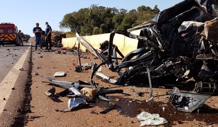 Mulher morre após colisão entre três veículos na rodovia BR-163, em Cascavel