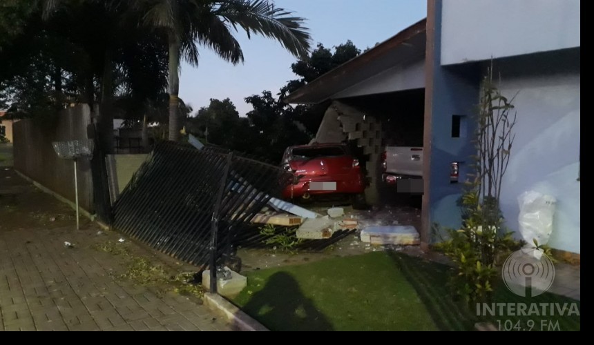 Motorista perde controle da direção de carro e invade residência em Capitão