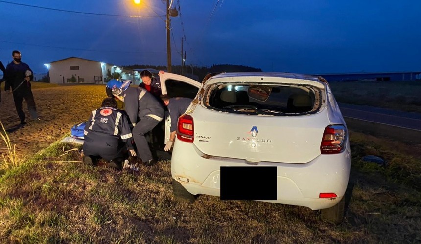 Motorista fica ferida após carro capotar na PR-481, em Ampére
