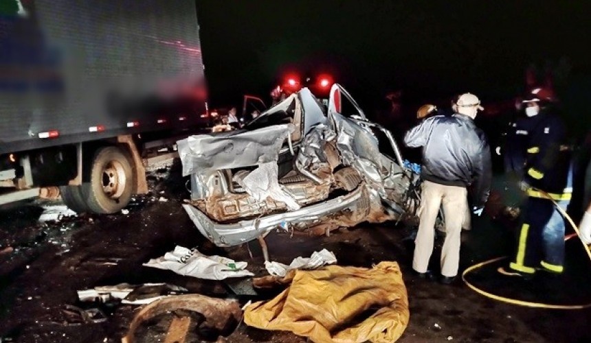 Um morto e dois feridos em grave colisão entre carro e dois caminhões na PR-493, entre Verê e Itapejara do Oeste