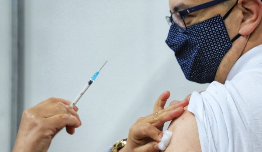 Com 63,71% dos adultos imunizados, Paraná é 5º estado que mais vacinou a população