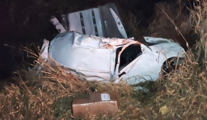 Com carro carregado de contrabando, motorista morre em capotamento na BR-163