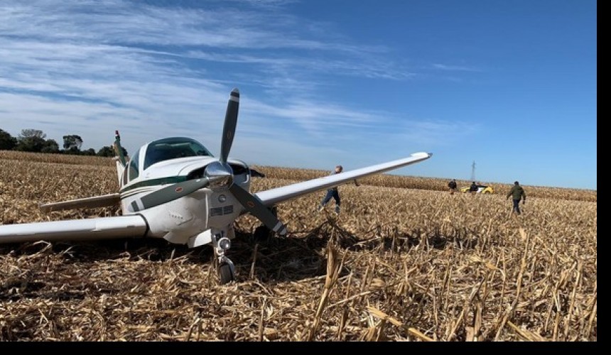 Avião faz pouso forçado em meio à plantação de milho em Cascavel