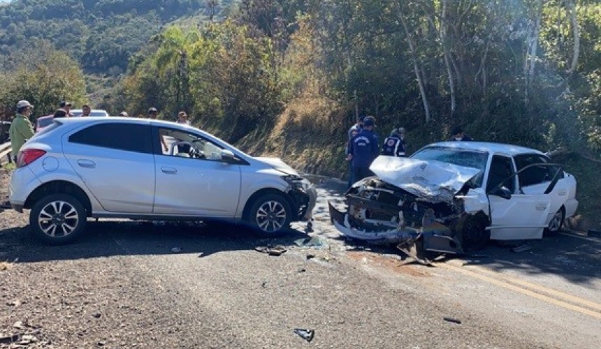 Grave acidente deixa cinco pessoas feridas na PR-481 em Ampére