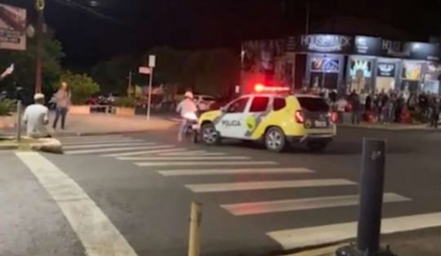 Após fuga da PM, adolescente bate em viatura e cai de moto no Centro de Pérola