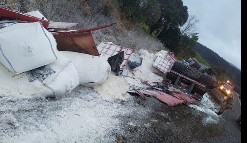 Caminhão carregado com farinha tomba na PR-180 em Marmeleiro