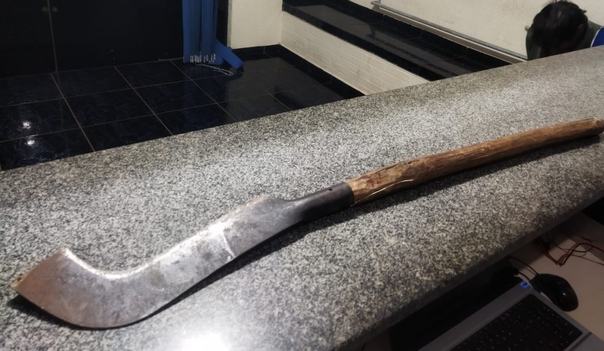 Homem com foice quebra móveis e faz ameaça de morte em Capitão
