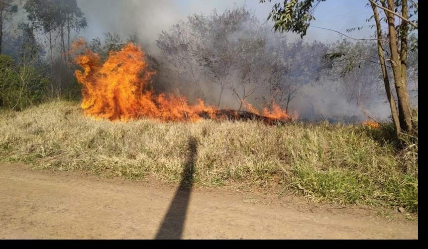 Bombeiros de Capitão combatem incêndio no interior de Santa Lúcia