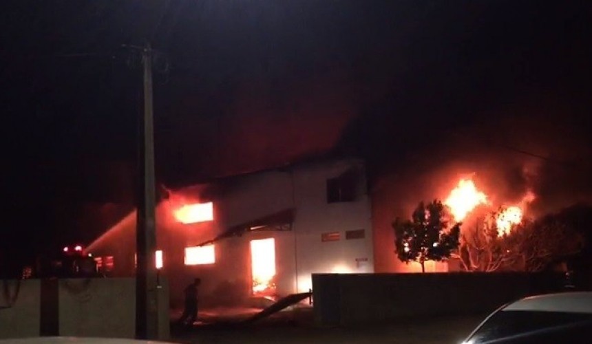 Incêndio de grandes proporções destrói indústria de confecções em Santo Antônio do Sudoeste