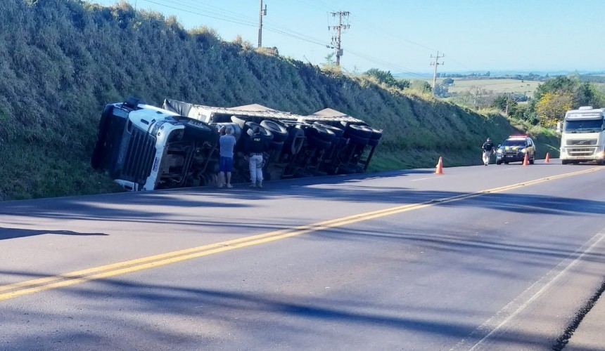Carreta carregada com semente de soja tomba na BR 163 em Lindoeste