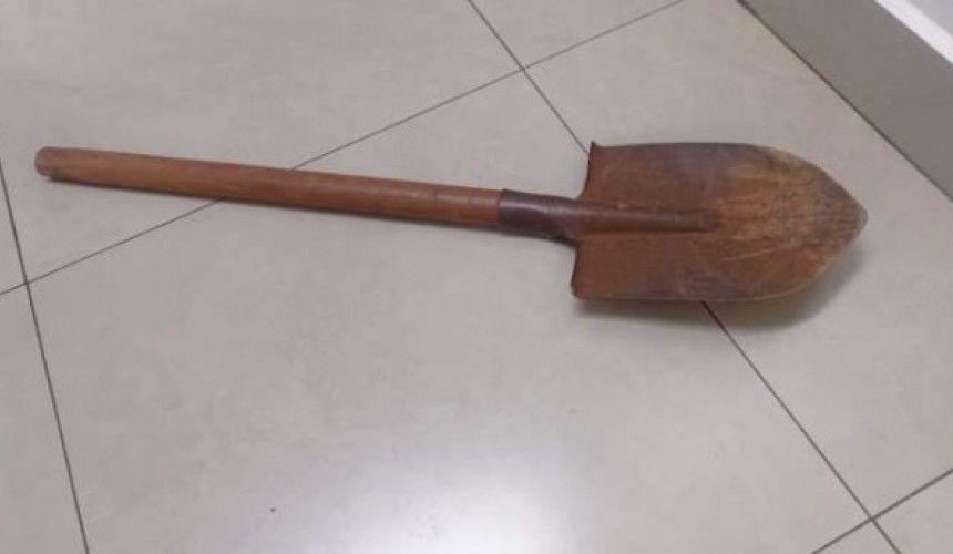 Homem é detido pela PM ao ameaçar com uma pá a irmã e os sobrinhos em Toledo