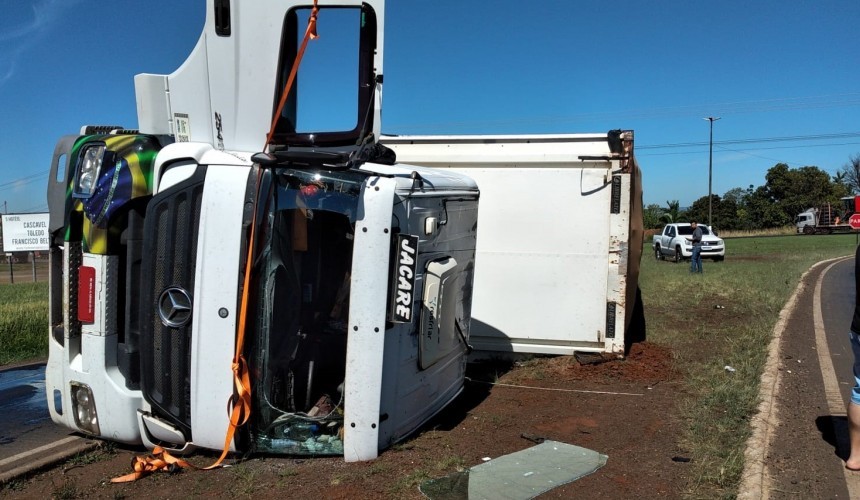 Caminhão tomba no trevo da PR-182, em Realeza